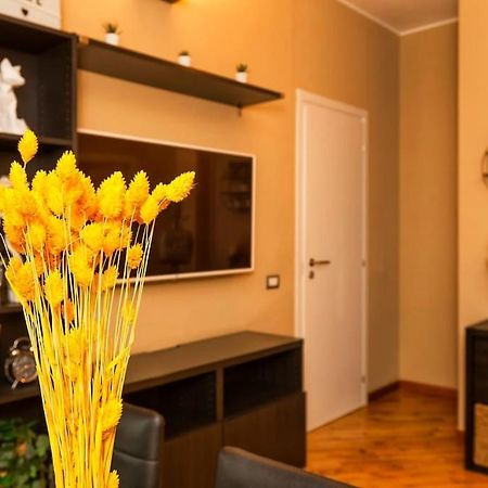 Sunny & Updated Flat With Panoramic City View 50M From M4 Stop Milan Exterior photo
