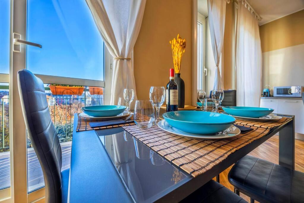 Sunny & Updated Flat With Panoramic City View 50M From M4 Stop Milan Exterior photo
