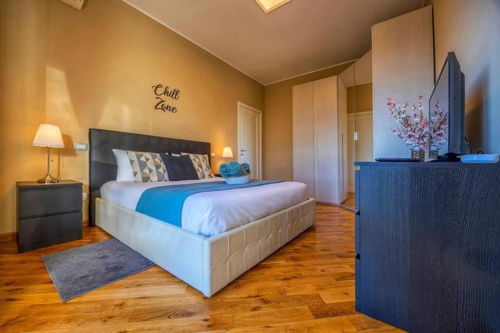 Sunny & Updated Flat With Panoramic City View 50M From M4 Stop Milan Exterior photo