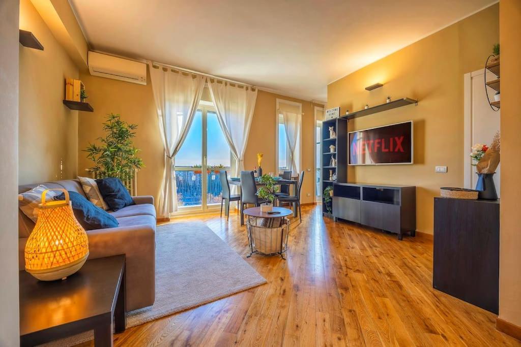 Sunny & Updated Flat With Panoramic City View 50M From M4 Stop Milan Exterior photo