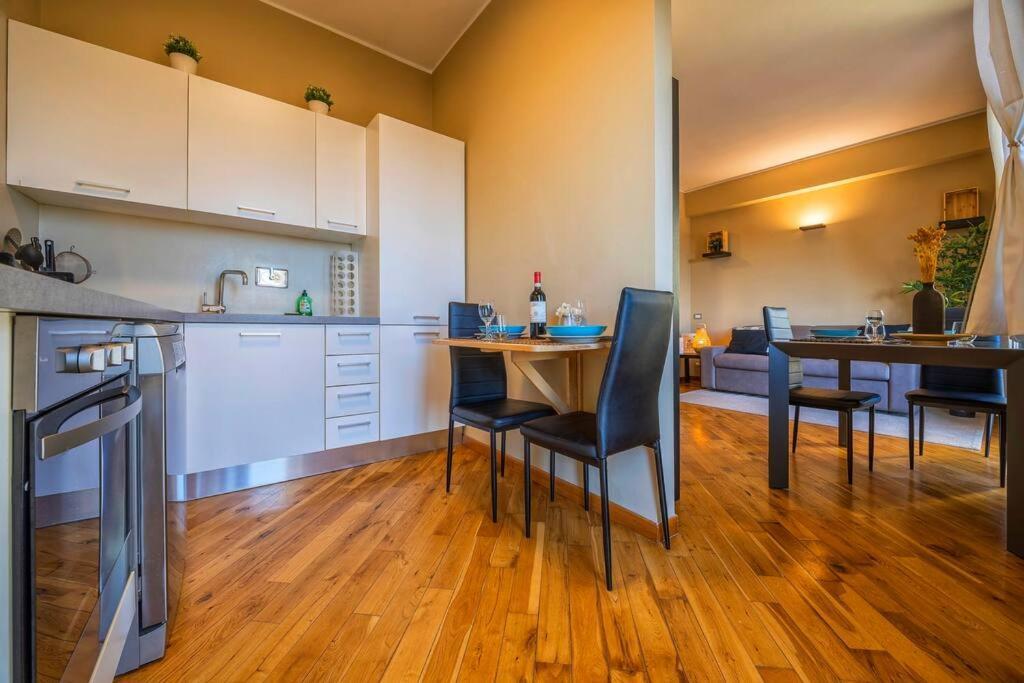 Sunny & Updated Flat With Panoramic City View 50M From M4 Stop Milan Exterior photo