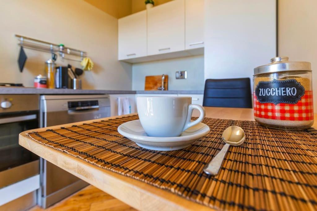 Sunny & Updated Flat With Panoramic City View 50M From M4 Stop Milan Exterior photo