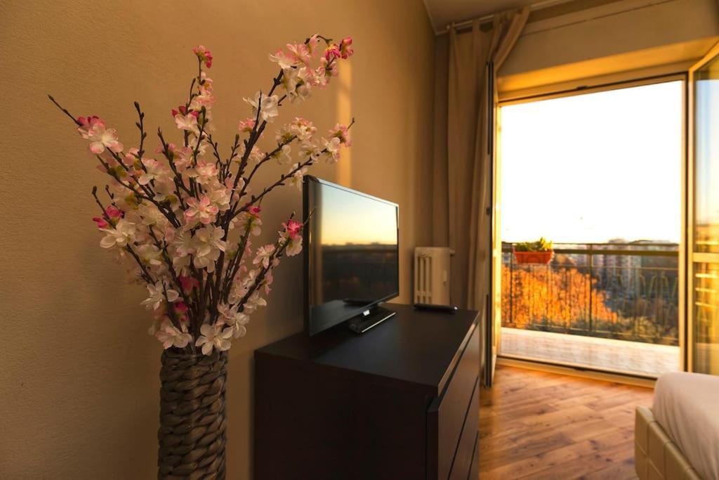 Sunny & Updated Flat With Panoramic City View 50M From M4 Stop Milan Exterior photo
