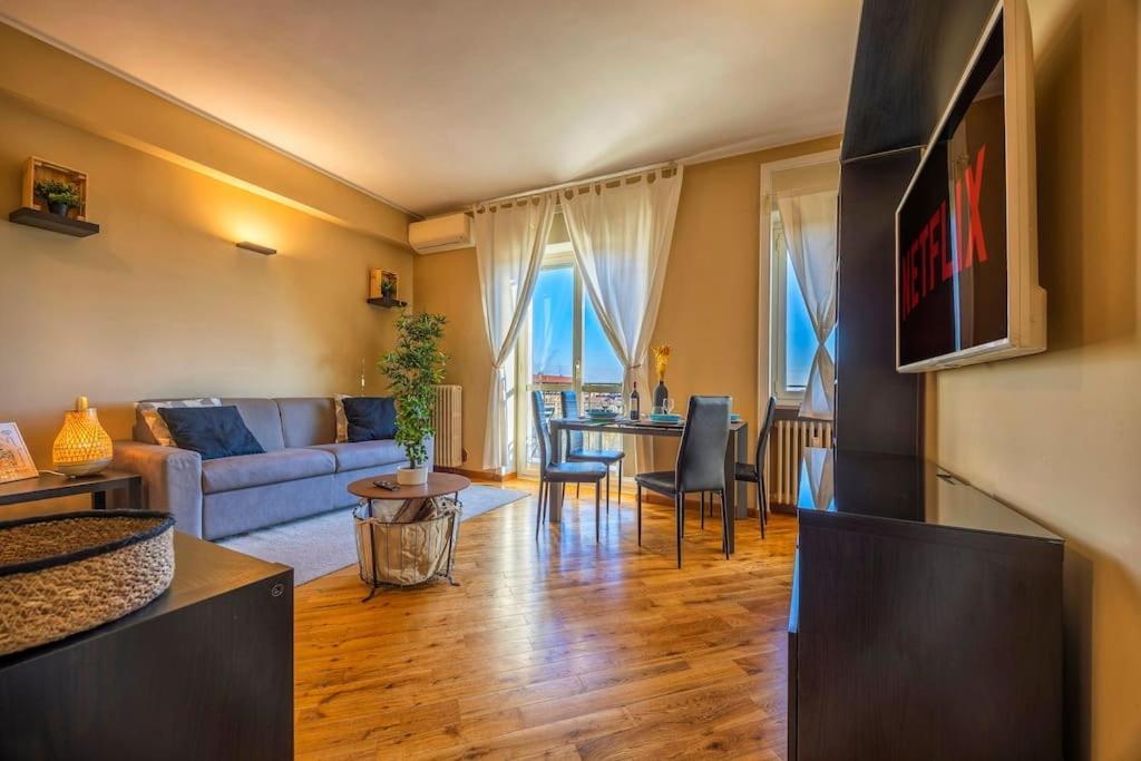 Sunny & Updated Flat With Panoramic City View 50M From M4 Stop Milan Exterior photo